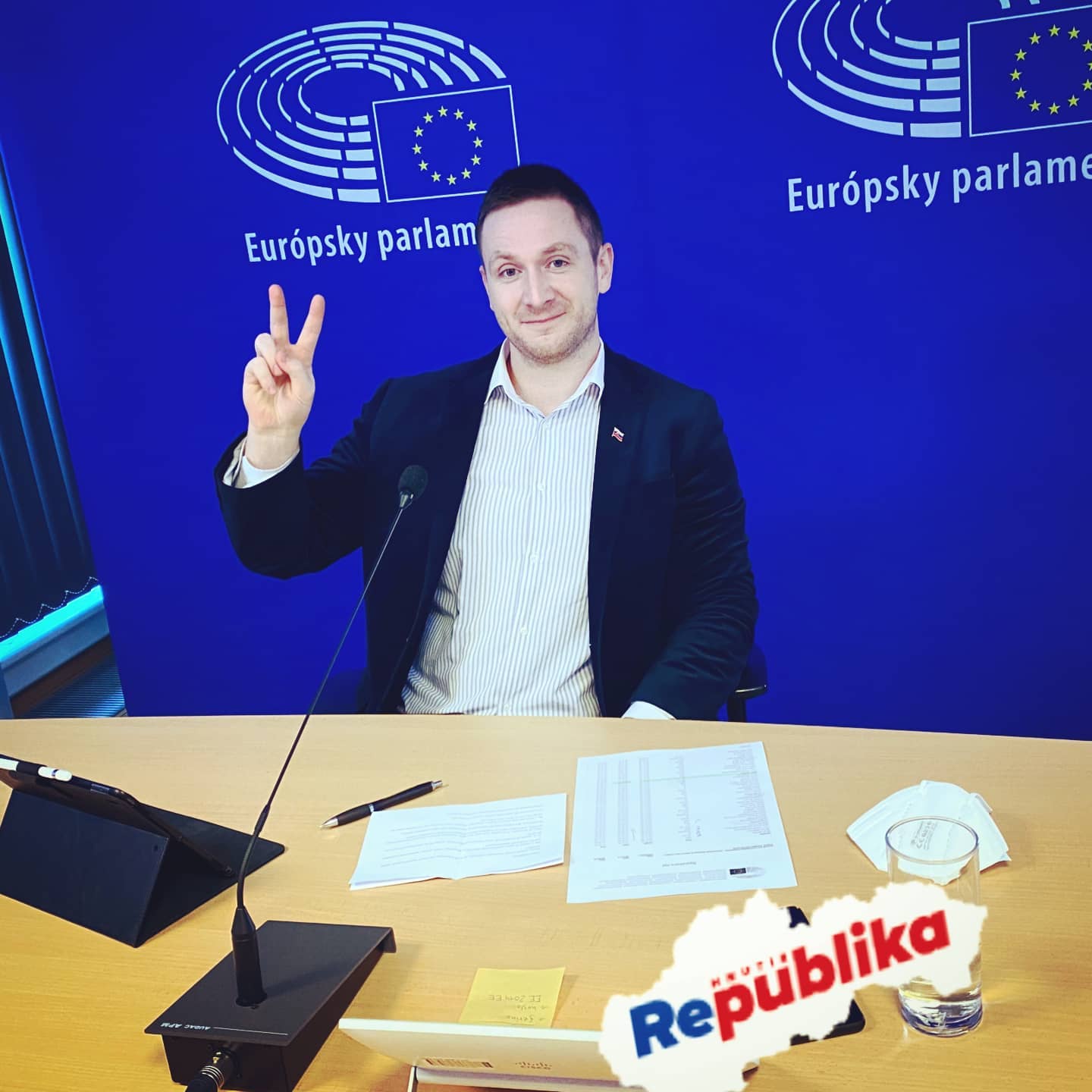 Je zaujímavé, že EÚ mlčí, keď médiá cenzurujú konzervatívnych politikov, keď lynčujú odporcov imigrácie a ochrancov tradičných hodnôt. Je zaujímavé, že EÚ mlčí, keď sociálne siete blokujú ľudí za ich odlišné názory. Ale keď si náhodou nejaká suverénna vláda dovolí vyžadovať dodržiavanie pravidiel aj od masmédií či mimovládok, tak je z toho v Bruseli obrovský […]