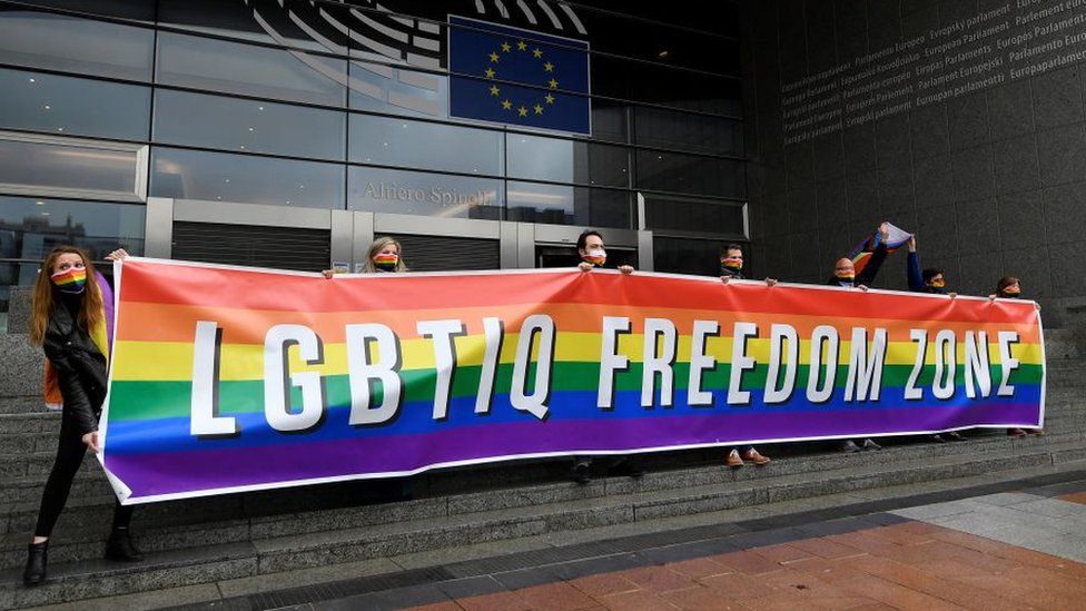 Europarlament vyhlásil územie EÚ za „zónu slobody pre LGBTIQ“. Niektorí europoslanci skrátka už nevedia čo so sebou a to, že EÚ nie je oficiálne „LGBTIQ zóna“ ich trápi najviac na svete. Úbohé, ale reálne. Toto uznesenie je reakciou Bruselu na konzervatívnu politiku Poľska a Maďarska, ktoré tejto ideológii nechcú ustúpiť a zavádzajú zákony na ochranu […]