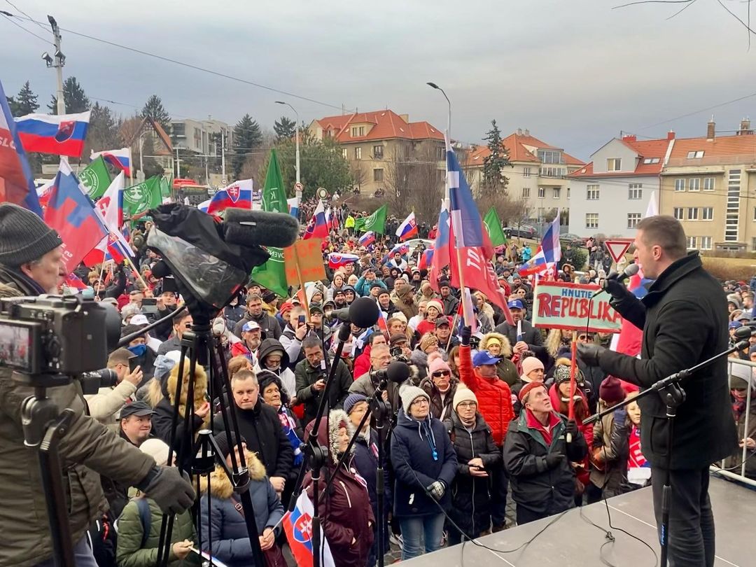 Slováci povstali proti vláde a americkým základniam na Slovensku. Držme spolu! Už to musí skončiť. Táto vláda musí padnúť! Tisíce ľudí sa dnes 8.2.2022 stretli pred budovou parlamentu, aby vyjadrili svoj nesúhlas s umiestnením amerických základní na našom území. Neželáme si, aby bolo Slovensko vťahované do globálnych konfliktov a vojenských hrozieb. Držme spolu priatelia, ak sa nepoddáme […]