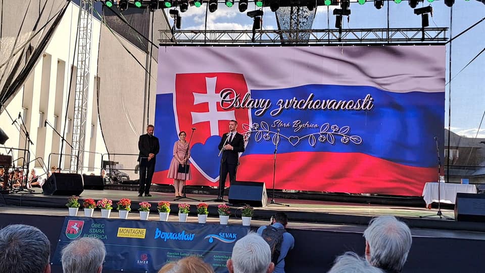 Nikdy sa nehanbite za Slovensko! Sú mnohí politici, ktorí dnes „úradujú“ pod slovenskou vlajkou. Ale keď sa na nich pozrieme bližšie, tak zistíme, že sa nedržia vlajky, ale žrde. Im je vlastne jedno, aká vlajka je na žrdi – či červená, bielo-modro-červená alebo modrá. Oni chcú byť hlavne pri žrdi, či dokonca na žrdi, najlepšie […]